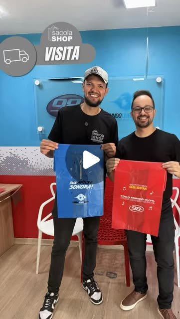 Equipe com sacolas personalizadas da Rádio 98 e Mundo Livre FM