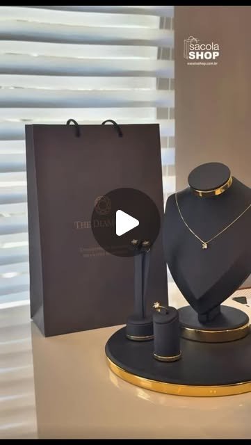 Embalagem personalizada da The Diamond ao lado de joias